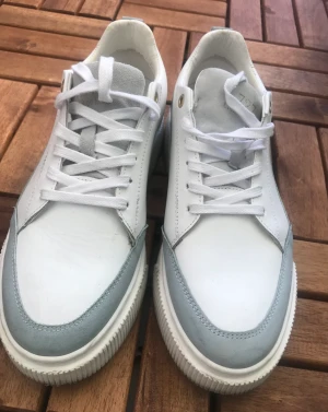 CYCLEUR DE LUXE 727 - Säljer fina sneakers, använd 4 dagar utomlands.  Product details Style: PASSISTA Category: low sneaker Color: WHITE Material outside: Leather/Suede Material inside: Leather Material outsole: TR Removable insole: Yes Season: SPRING/SUMMER Skokartong finns 