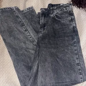 Sjukt snyggt tvättade gråa jeans i highrise storlek 34. Använda ett fåtal gånger. 