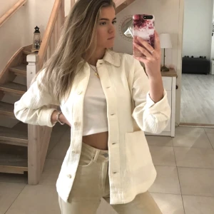 Vit overshirt Weekday - Säljer denna naturvita overshirt. Inköpt från weekday och är i väldigt fint skick. I storleken xs men passar S också! 