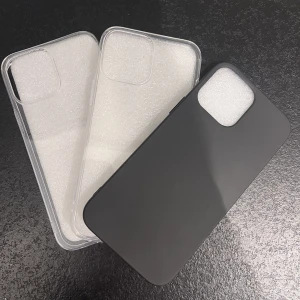 iPhone skall iPhone 13 PRO Max  - Mobilskal för iPhone 13 PRO Max. Helt oanvända, råkade köpa fel storlek. Två genomskinliga och en hel svart. 17 kr styck 