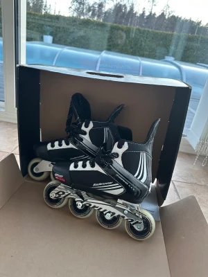 Rullskor  - Säljer dessa fina rullskor aldrig andvända i förpackning.  I storlek 37. Skorna säljs för 700kr men är även öppen för bud. Köparen står för frakt ❤️