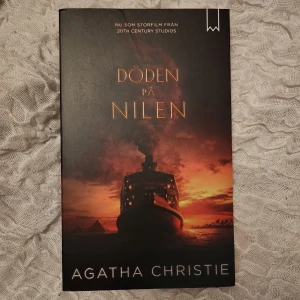 Agatha Christie - Döden på Nilen - Hej!🫶🏻 Säljer Agatha Christies döden på Nilen då jag behöver lite plats i bokhyllan❤️ Boken är i jättebra skick. Frakten är inräknad i priset!🫶🏻💜