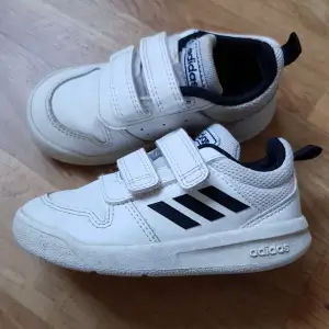 Säljes Adidas barn skor. Fint skick inte använda länge. Kommer från rök och djur fritt hem  Nypris 299