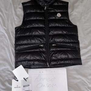 Moncler Gui - WTS!  Moncler gui svart Size - 3   Använt några gånger , inprincip nyskick.   Pris 4000 (pris går att diskutera) Köpare står för frakt, fler bilder finns PM  Mvh