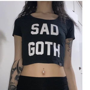 Killstar croptop XS - Slutsåld croptop med trycket "Sad goth" från Killstar, mycket gammal kollection! 