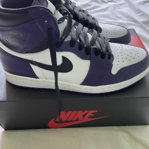 Air Jordan 1 Purple Retro High OG - Säljer dessa lila jordans som har bara suttit hemma i ett år.  De är äkta - köpta från AfroUrban popup i Emporia malmö Nypris är 4000kr+ Skick: 9/10 Haft på mig de 2-3 gånger bara