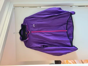 Träningsjacka - Fin träningsjacka/vindjacka. 