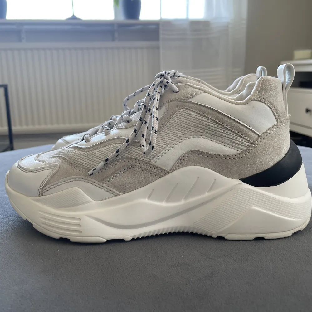 Chunky sneakers från asos storlek 37, använda fåtal gånger så dom är i bra skick . Skor.