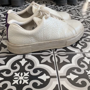 Eytys  - Storlek 44, köpta 2022 i september på NK göteborg och endast använt omkring 6-7 gånger, säljer pga det inte är min stil riktigt. har varken kvitto eller boxar kvar så därav priset.