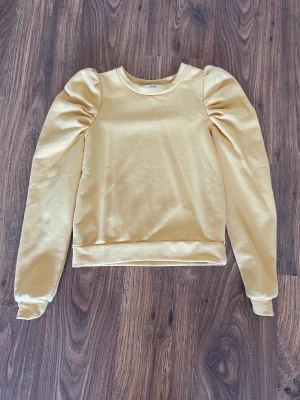 Gul tröja med puffärm💛 - Jättesöt tröja med en fin puffärm! Denna tröja är jättefin men används för lite tyvärr💛