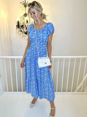 Blå Sommarklänning  - Klänning från danska Zanca Sonne. Otroligt skönt och lätt material, 95% viskos. Kan också bäras off shoulder. Så fin på!  Passar S/M  Helt ny med lappen kvar