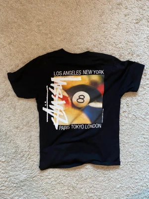 Stüssy tee (säljs inte längre på deras hemsida) - As cool t Shirt från Stüssy i strlk S köpt för ca ett halv år sen. Relativt bra skick därinne så är det ett pyttelitet hål på framsidan som inte märks.