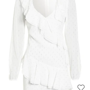 Student klänning - Säljer min studentklänning från Nelly som är använd en gång, köpt ny så kommer ej komma till användning. slutsåld på sidan 🙌🏼❤️