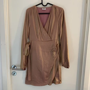 Klänning  - En så så cool klänning från vero Moda som tyvärr aldrig kommit till användning. Klänningen skiftar i guld/grönt beroende på hur ljuset ligger. 
