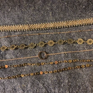 Guld chockers  - Alla är chockers utom sista den är lite längre  15kr st  Alla 60kr (Lite missfärgningar vid låsen på vissa)