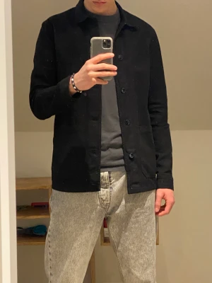 A Day’s March Overshirt - Helt oanvänd A day’s march overshirt. Perfekt till våren. Nypris 1200kr, kan mötas upp i vissa delar av stockholm.
