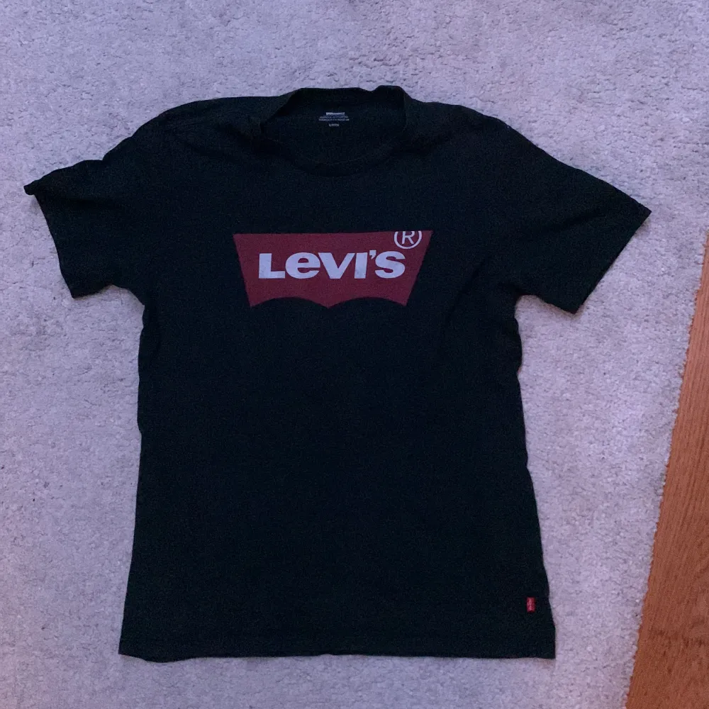En svart levi’s t-shirt  Skriv om du är intresserad eller undrar något om tischan . T-shirts.