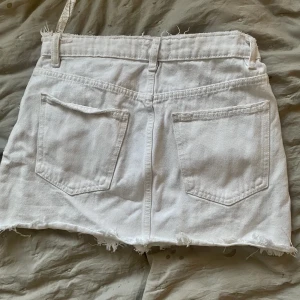 Jeanskjol - Fin vit jeanskjol från zara perfekt nu till sommaren💖