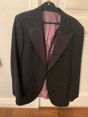 Armani kavaj - Fräsh kavaj ifrån Armani, storlek 52. Bara att skriva vid funderingar!