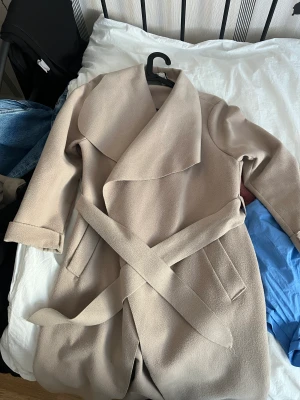 Trenchcoat - Beige trenchcoat från Nelly