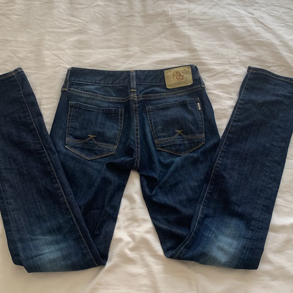 Blåa låga jeans i en mörk tvätt, raka och väldigt långa i benen!. Jeans & Byxor.