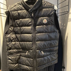 Moncler GUI väst - Äkta Moncler GUI i storlek 2 (s/m)🔥 Onlinekvitto medföljer Skick 9/10 inga skador bara lite nopprig på loggan Alla rfid scanners och Qr koder fungerar💯 Skriv vid frågor eller för fler bilder💯💯