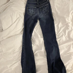 Vintage Low waist flared jeans - Säljer dessa svinsnygga mörkblå  jeansen med Low waist i storlek 34 (xs). De är ganska långa på mig som är 165cm. Perfekt skick, inga defekter. 