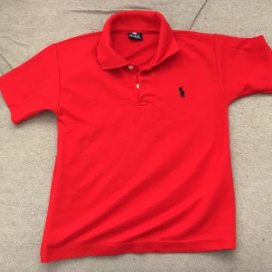 Tröja - En helt ny polo ralph lauren tröja i färgen röd. Storlek XS och i väldigt bra skick. Nypris 300kr. Mitt pris 150kr.