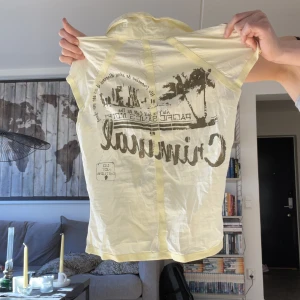 y2k topp med tryck - säljer denna superfina & coola y2k toppen som är perfekt till sommaren. Den har ett tryck på baksidan och är i bra skick!