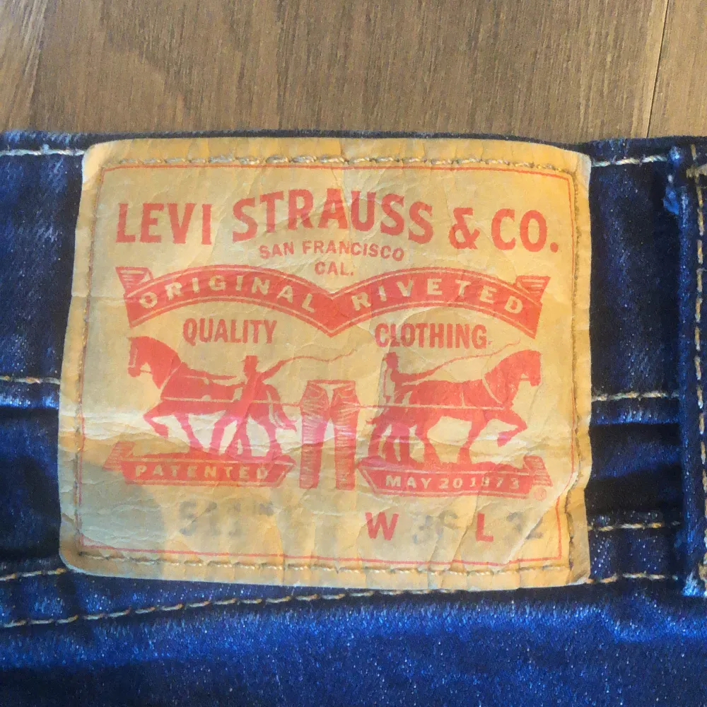 Säljer mina Levis jeans som inte passar mig längre och för jag behöver pengarna. Jeans & Byxor.