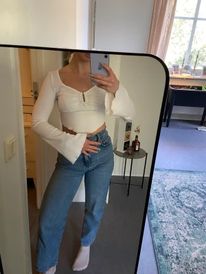 Romantisk topp - Superfin romantisk topp med fin detalj framtill! Använd en del men är i superbra skick, ser inte använd ut 🌼