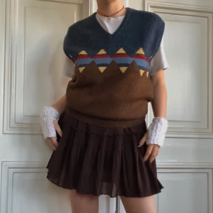 söt vintage mönstrad stickad väst - jättegullig blå och brun vintage stickad väst med röda och gula mönster!    skick: gott storlek: står ej men skulle säga M/L  modell: storlek s/m 169cm
