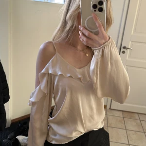 Blus i champagne satin - Säljer denna så fina toppen i silkestyg och champagnefärg❤️ aldrig använd 