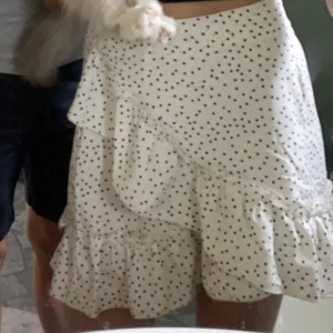 Kjol  - Fin volangkjol perfekt till sommar!💗 har även en likadan i mörkblå med vita prickar som jag kan sälja⚡️⚡️