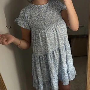 Klänning  - Fin sommarklänning som även finns i grön, aldrig använt de (50 kr per klänning)🌸