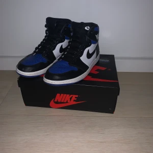 Jordan 1 royal toe high  - Snygga Jordan 1 royal toe. Nästan helt oanvända, säljer dom för att dom inte kommer till användning längre. Köpta på Restock. Skick 9/10
