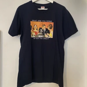 Supreme SS17 Orgy Tee - Supreme SS17 Orgy Tee  Navy  Storlek herr M  Ny aldrig använd 
