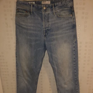 Jack and Jones loose jeans  - Jack and Jones loose jeans i väldigt bra skick. Dom e mjuka och sköna och materialet är 100% cotton, dvs bomull. Den specifika modellen är JJICHRIS JJORGINAL CJ 920 NOOS 12193398/FIA 2021. Storlek: 29/32