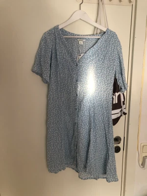 Klänning - Superfin klänning, perfekt till skolavslutningen! 🩷 aldrig använd, lappen kvar! Nypris ca 400kr!