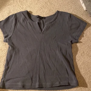 Tshirt - Säljer min gripande tshirt från Brandy. Den kommer inte längre till användning längre!