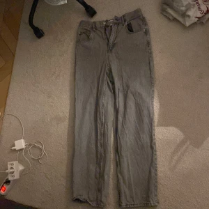 Jeans - Säljer mina gråa oversized BDG-jeans. Har använd dessa 3 gånger för att de va för långa. 