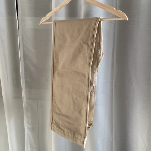 Jeans  - Raka jeans med hög midja från bik bok storlek 36, dom är uppsydda att passa mig som är 1,60 men sömmen går att ta upp