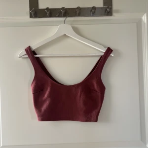 Crop top - Crop top ifrån Nelly i storlek S. Aldrig använd. Köparen står för frakten. 