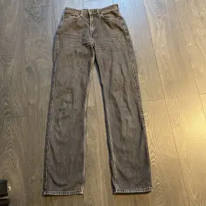 Straight Jeans från Weekday i modell Rowe, strl W26 L34