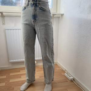 Ett par ljusblåa wideleged jeans från Ginatricot i storlek 32, använd ett par gånger. Köpet är bindande 