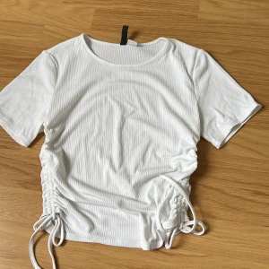 Vit tröja  - En fin vit tröja med snören på båda sidorna som man kan knyta🤍✨ Har inte använt den så många gånger och är fortfarande i fint skick🫧