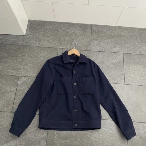 Kavaj/overshirt - Snygg mörkblå overshirt/kavaj från Riley. Har bara används några gånger och är i nyskick. 450kr + frakt. Storlek Small