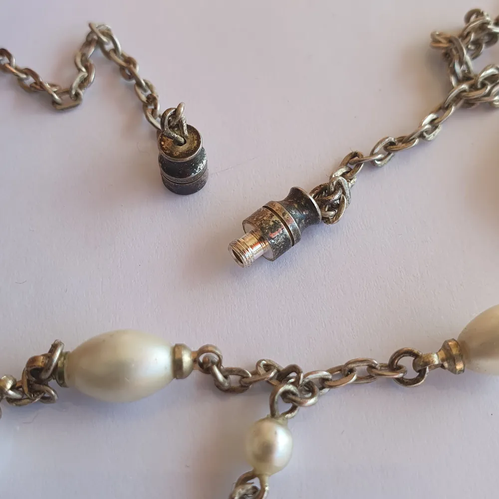 Halsband gjort av kedjor or pärlor, gjort av material köpta secondhand. Pärlorna är inte riktiga!. Accessoarer.