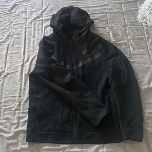 Nike tech fleece - !INTRESSEKOLL!  kollar om nån är intresserad av en nike fleece i storlek XL i barnstolek men passar som en S/M. Knappt använd och inga defekter.