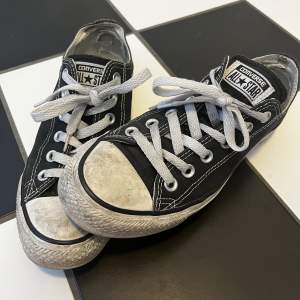 Säljer mina låga svarta converse eftersom dom blivit försmå. Jätte fina skor nu till sommaren❣️. ( + Frakt och betalning sker genom swish).